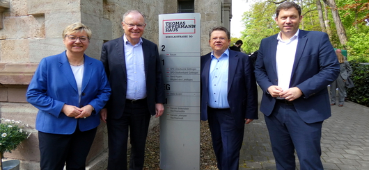 Frau Heiligenstadt (MdB), Herr Weil (Ministerpräsident), Herr Dr. Philippi (Sozialminister) + Lars Klingbeil (Vorstand)